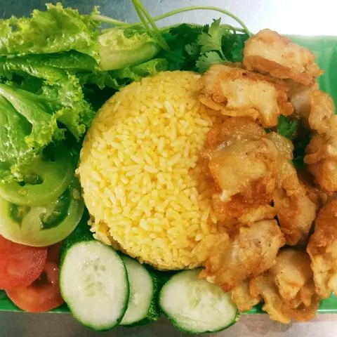 Hình ảnh Cơm gà tẩm bột chiên giòn