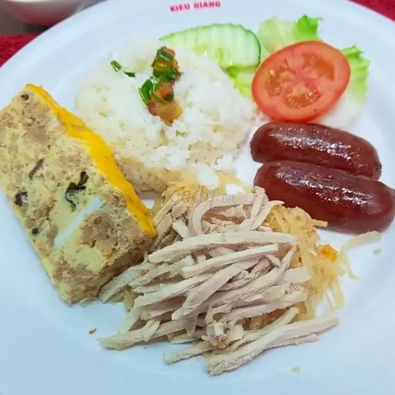 Hình ảnh Cơm Trứng Hấp+Lạp Xưởng+Bì (Tặng ly trà tắc ) 