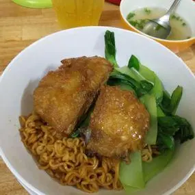 Hình ảnh mì xào má đùi chiên giòn