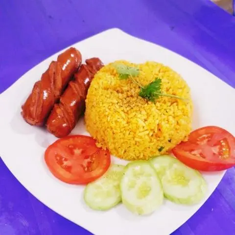 Hình ảnh Cơm Chiên Tỏi Ăn kèm 1 xúc xích