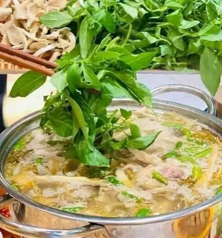 Hình ảnh Lẩu gà lá é vừa