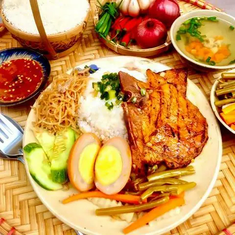 Hình ảnh Cơm tấm sườn miếng - bì - trứng kho - soup