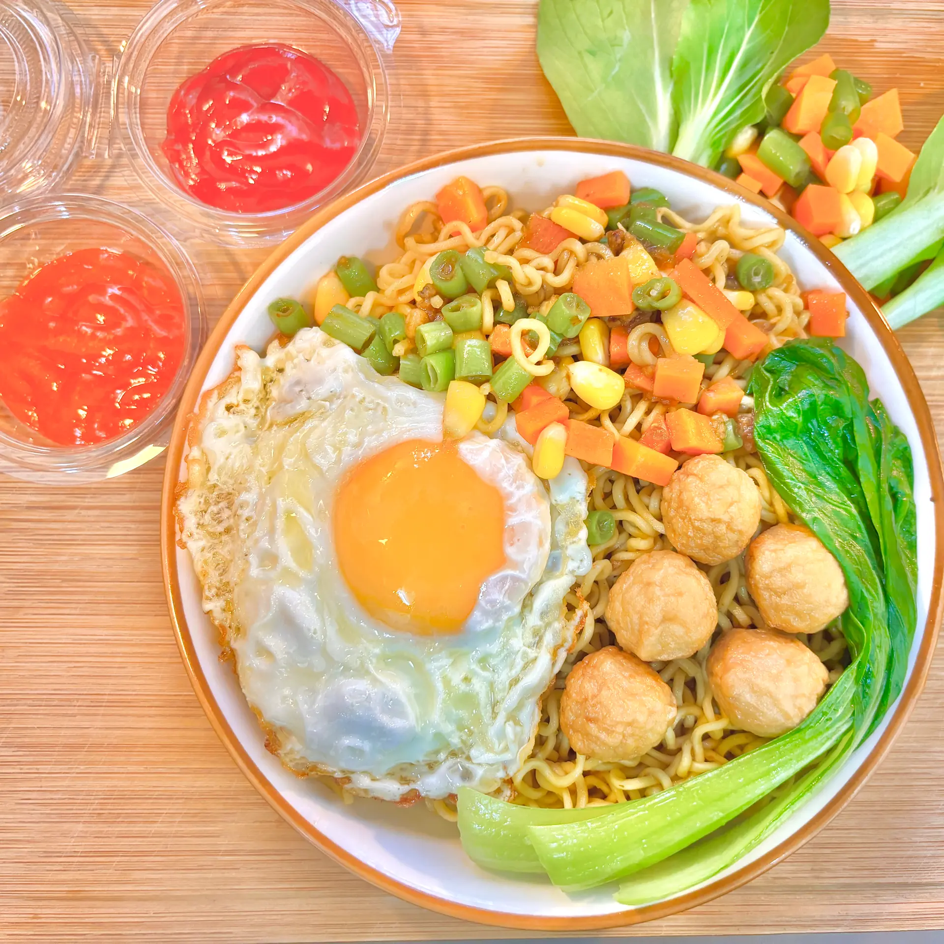 Hình ảnh Mì trộn trứng ốp - cá viên