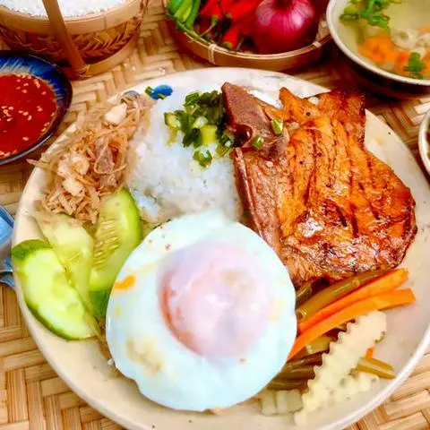 Hình ảnh Cơm tấm sườn miếng - bì - trứng ốp la - soup