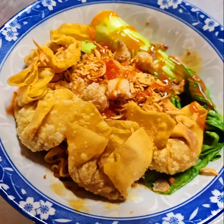 Hình ảnh Mì trộn hoành thánh chiên