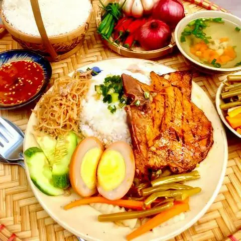 Hình ảnh Cơm tâm sườn miếng - trứng kho - soup