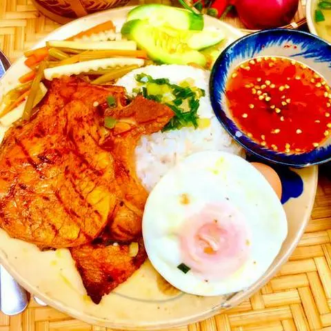 Hình ảnh Cơm tấm sườn miếng - trứng ốp la - soup