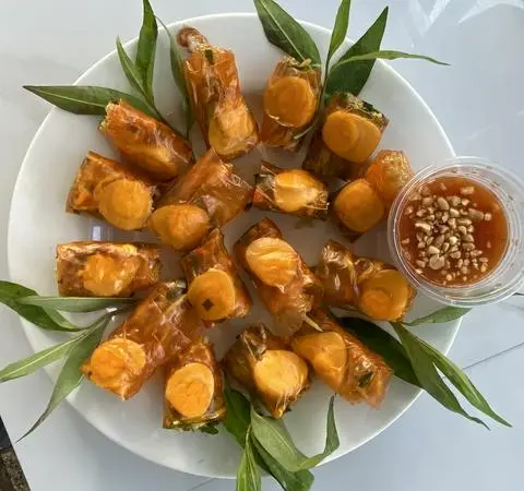 Hình ảnh bánh tráng cuốn trứng cút tóp mỡ