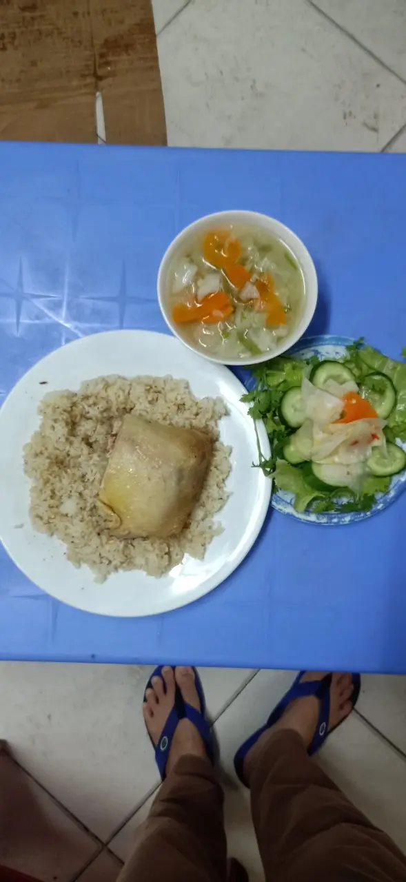 Hình ảnh Cơm má gà xối mỡ + soup, rau, kim chi