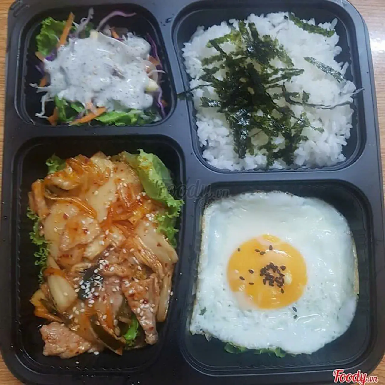 Hình ảnh Cơm bento kim chi xào thịt heo - trứng ốp la