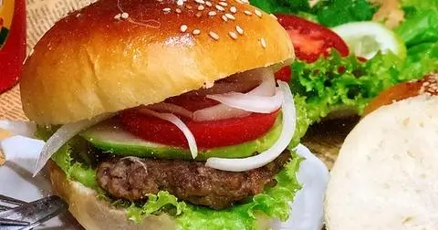 Hình ảnh hamburger tôm + ốp La + phô mai 