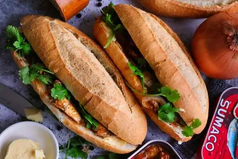 Hình ảnh BÁNH MÌ CÁ MÒI