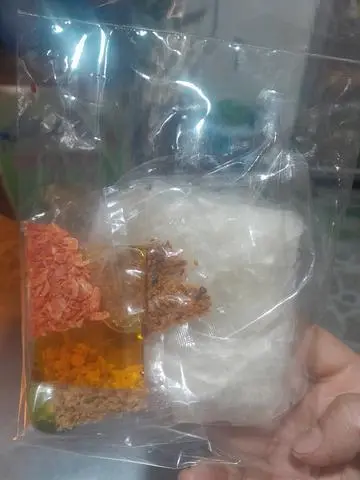 Hình ảnh Bánh Tráng Phơi Sương Lá Chuối