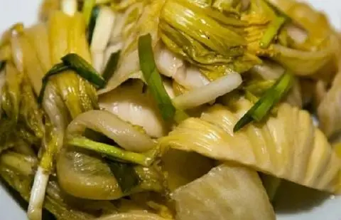 Hình ảnh Cải chua kho ruột heo chay