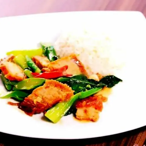 Hình ảnh Cơm thịt heo xào lá cải rổ