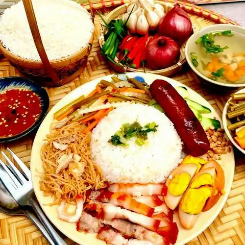 Hình ảnh Cơm tấm long xuyên - lạp xưởng tươi