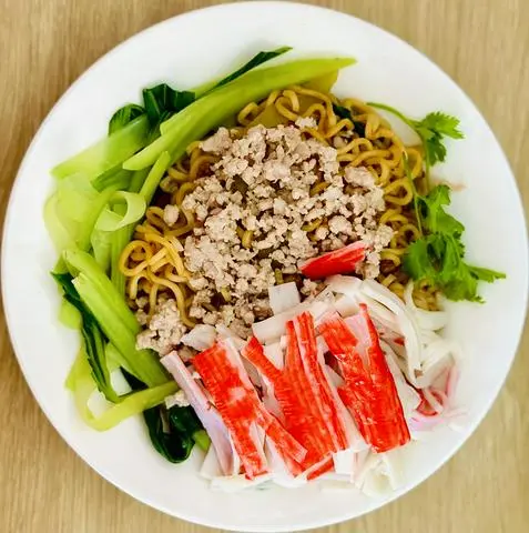 Hình ảnh Mì trộn thịt bằm thanh cua