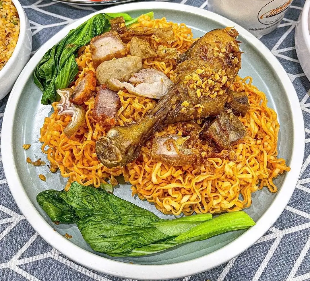 Hình ảnh Mì Trộn Gà Chiên San Hà  + Trứng Opla