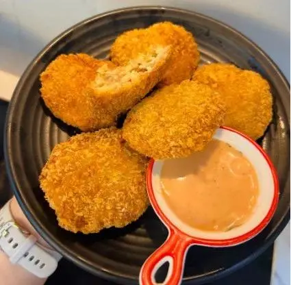 Hình ảnh Bánh Gà Phô Mai viên to
