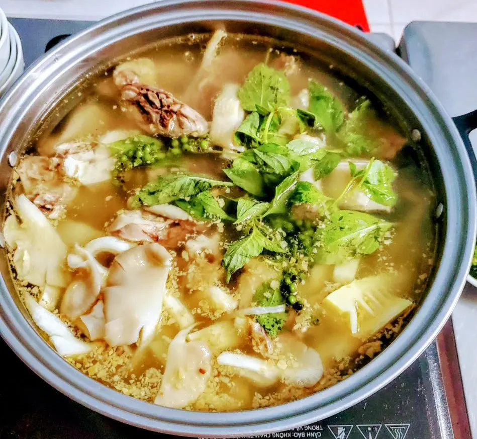 Hình ảnh Lẩu Gà Lá É ( 3 đến 4 người ăn)