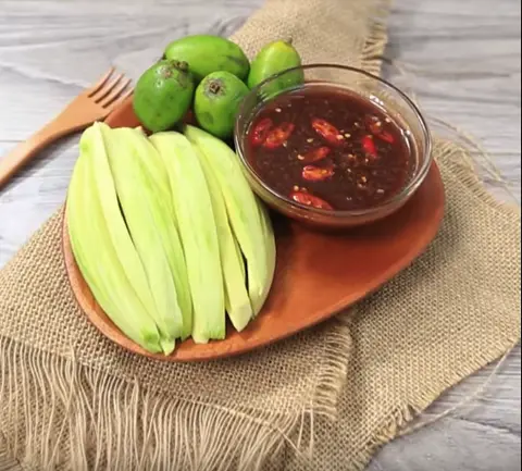 Hình ảnh Xoài Sống Chấm Mắm Ruốc Hộp Lớn