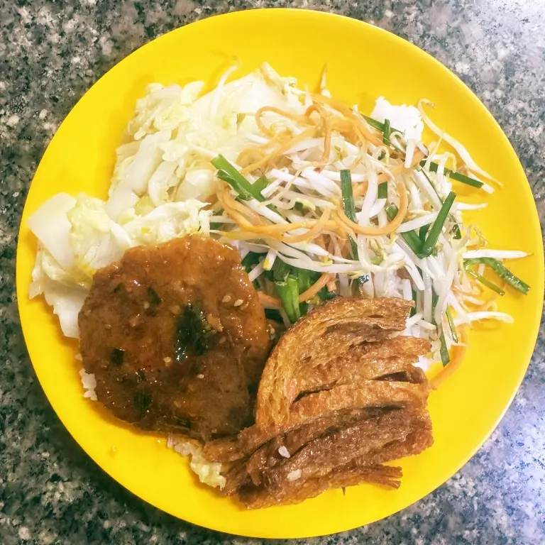 Hình ảnh Cơm rau xào sườn rim chả chén