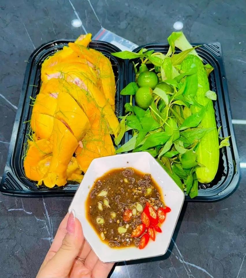 Hình ảnh Gà Ủ Muối Hoa Tiêu Nửa Con Chặt Sẵn
