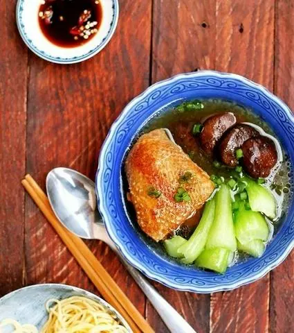 Hình ảnh MÌ VỊT TIỀM MÁ ĐÙI 