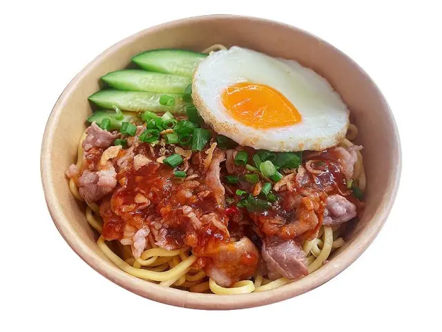 Hình ảnh Mì trộn xúc xích trứng ốp la