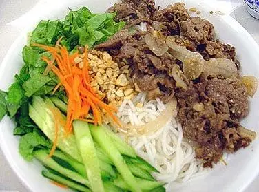 Hình ảnh Bún bò xào củ hành