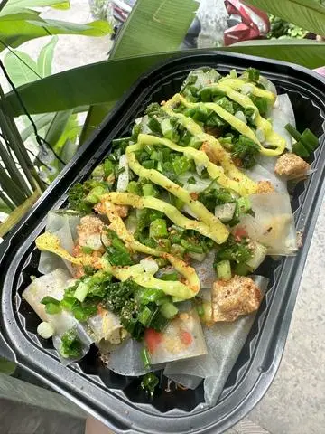 Hình ảnh Bánh tráng cuốn tóp mỡ mỡ hành sate