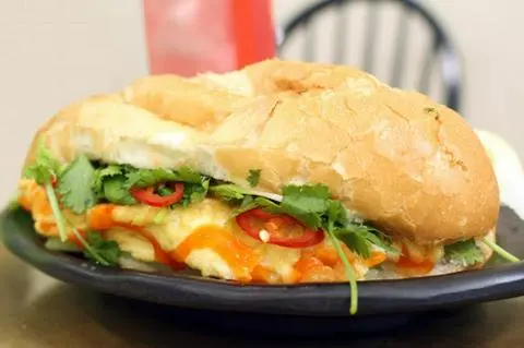 Hình ảnh bánh mỳ .thịt chả. trứng 