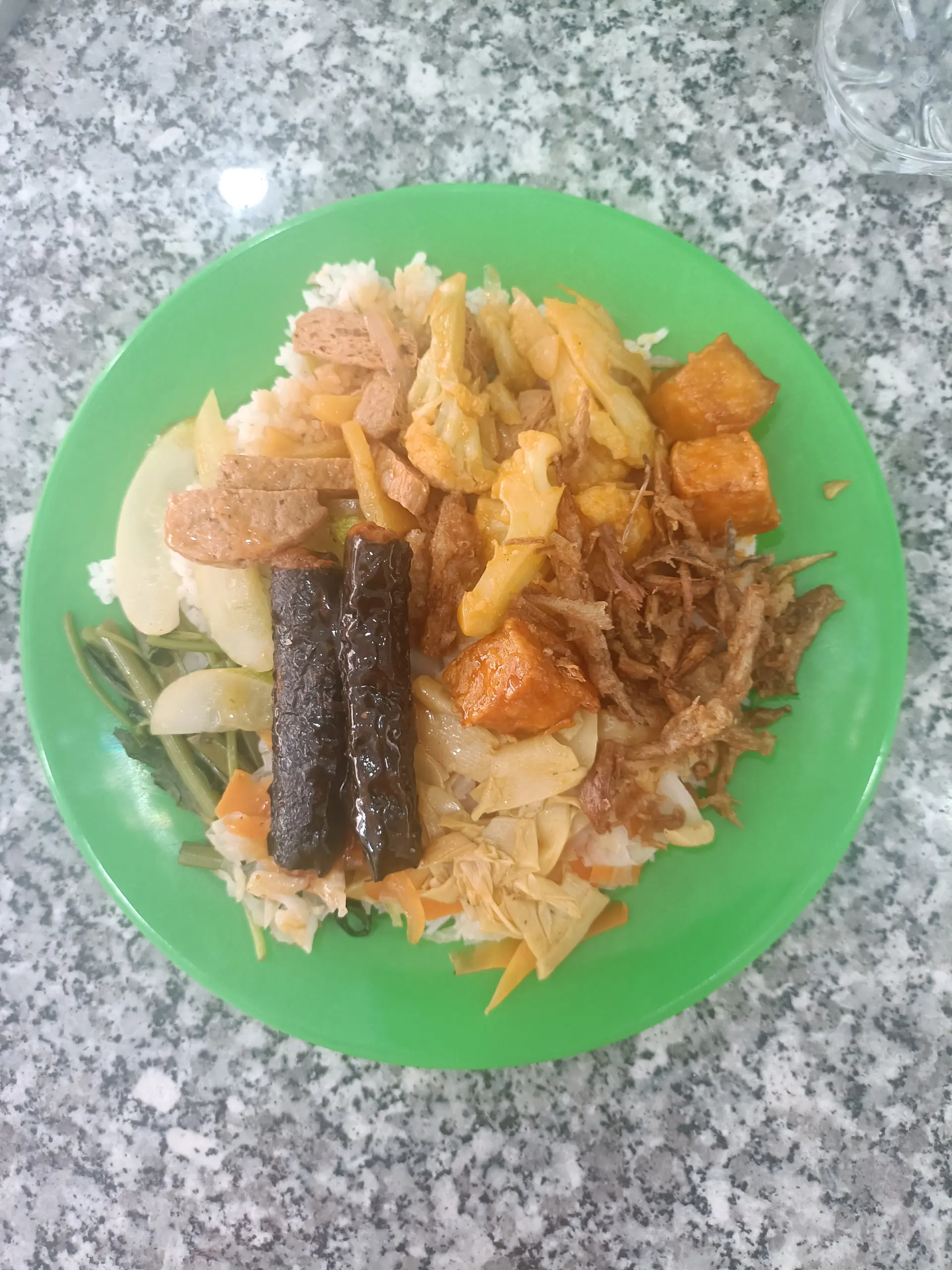 Hình ảnh Cơm thập cẩm cá kèo chay