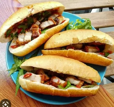 Hình ảnh Bánh mì heo quay + 1 trứng ốp la