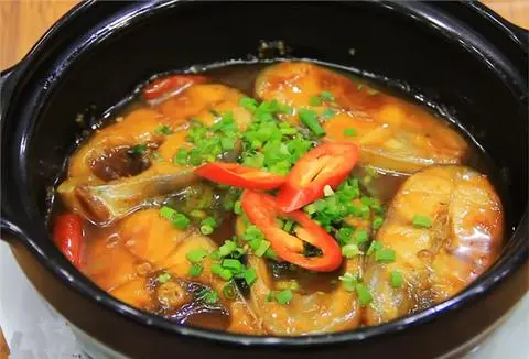 Hình ảnh Cơm - cá hú kho kho tộ
