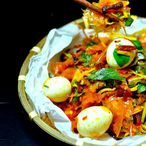 Hình ảnh Bánh tráng trộn nhiều trứng cút