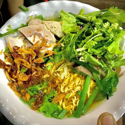 Hình ảnh Mì gói đầy đủ có Sườn non