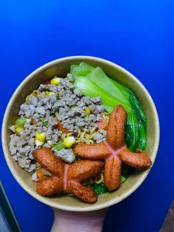 Hình ảnh Indomie xúc xích thịt bằm (ẢNH THẬT QUÁN CHỤP