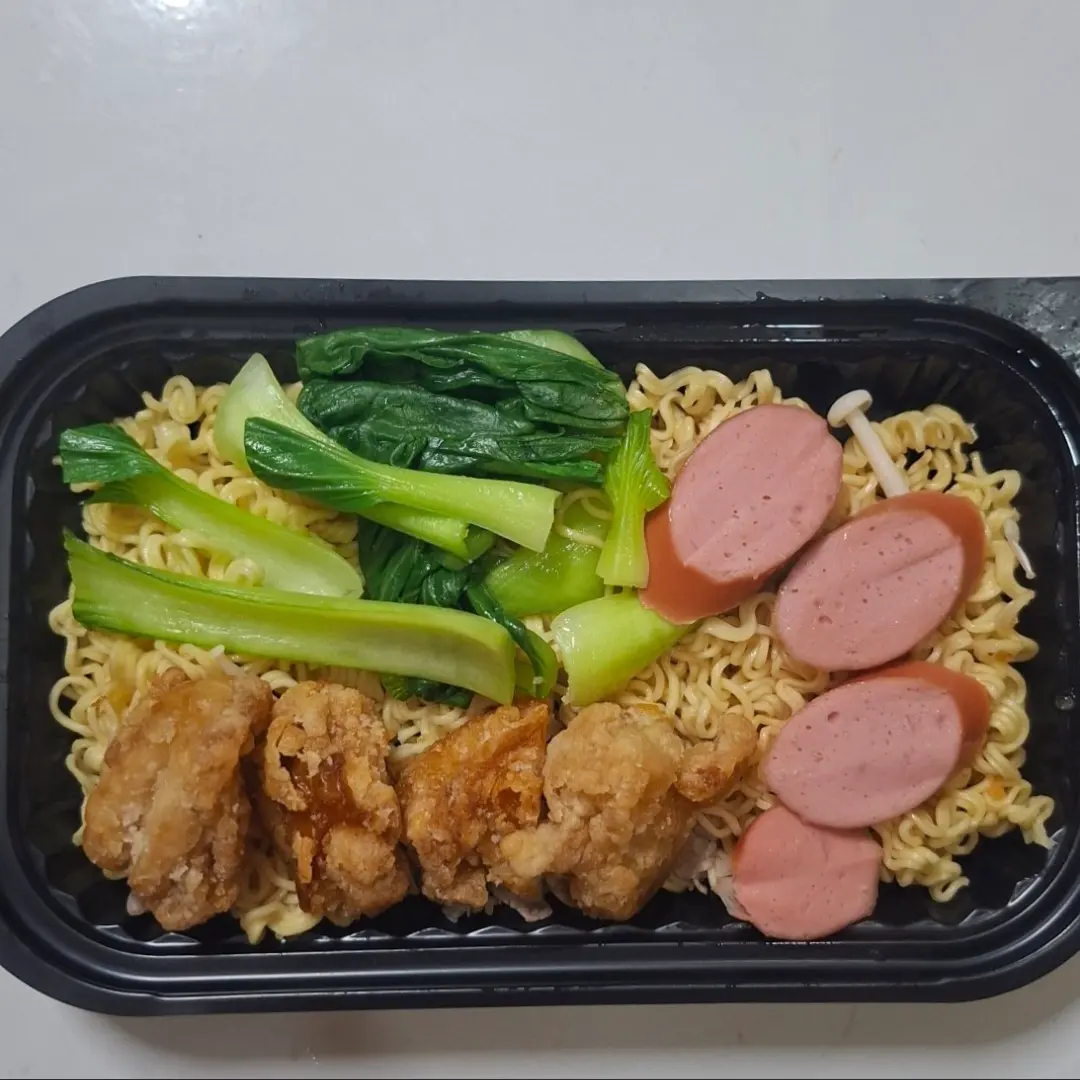 Hình ảnh Mì gà xúc xích phô mai cay