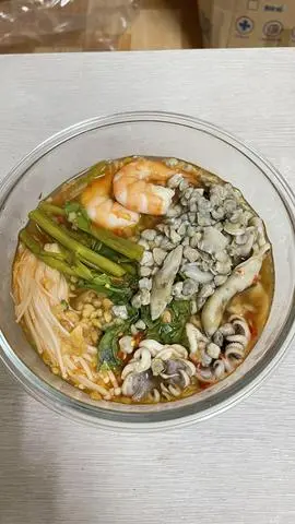 Hình ảnh Mì Ốc Hến Tôm Mực Chua Cay