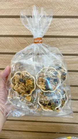 Hình ảnh Bánh ngũ cốc hoa mai 10c