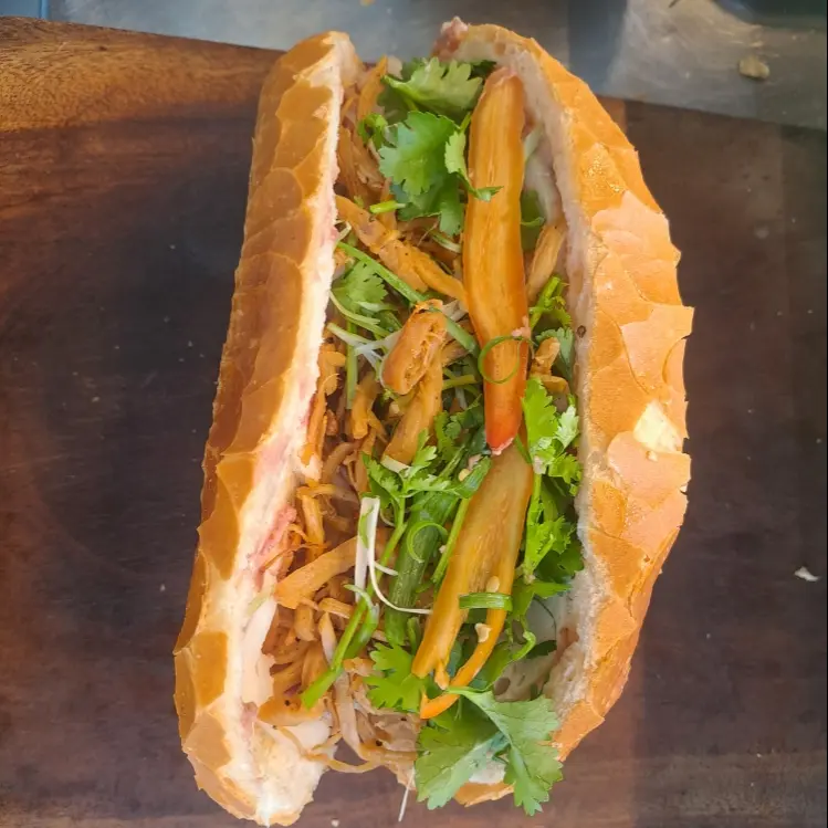 Hình ảnh Bánh mì gà xé 