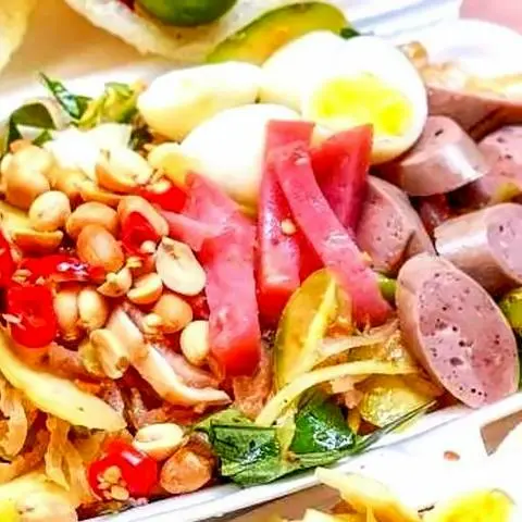 Hình ảnh Tré trộn nem chua