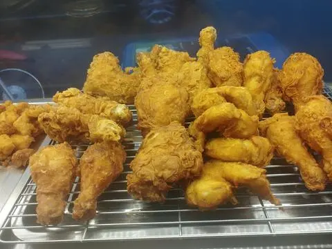 Hình ảnh combo 3 miếng gà 2 đùi +1 cánh kèm khoai