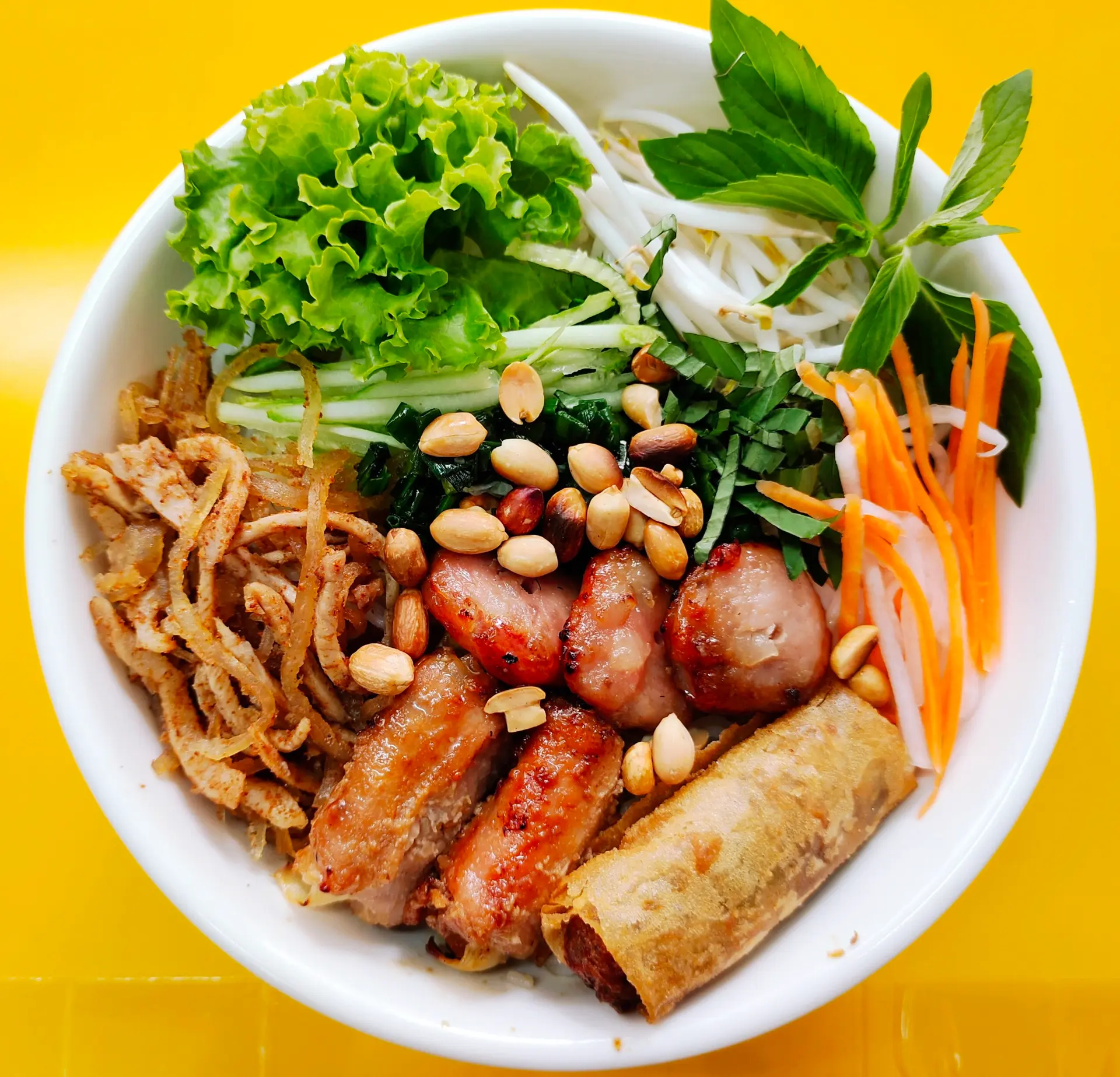 Hình ảnh Bún thập cẩm đầy đủ thịt, nem, chả giò, bì....