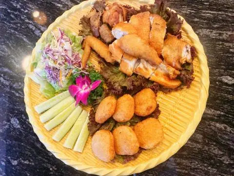 Hình ảnh Mẹt Gà Giòn Da (1/2)