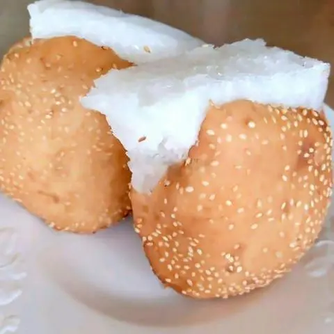Hình ảnh Bánh tiêu truyền thống kẹp bánh bò