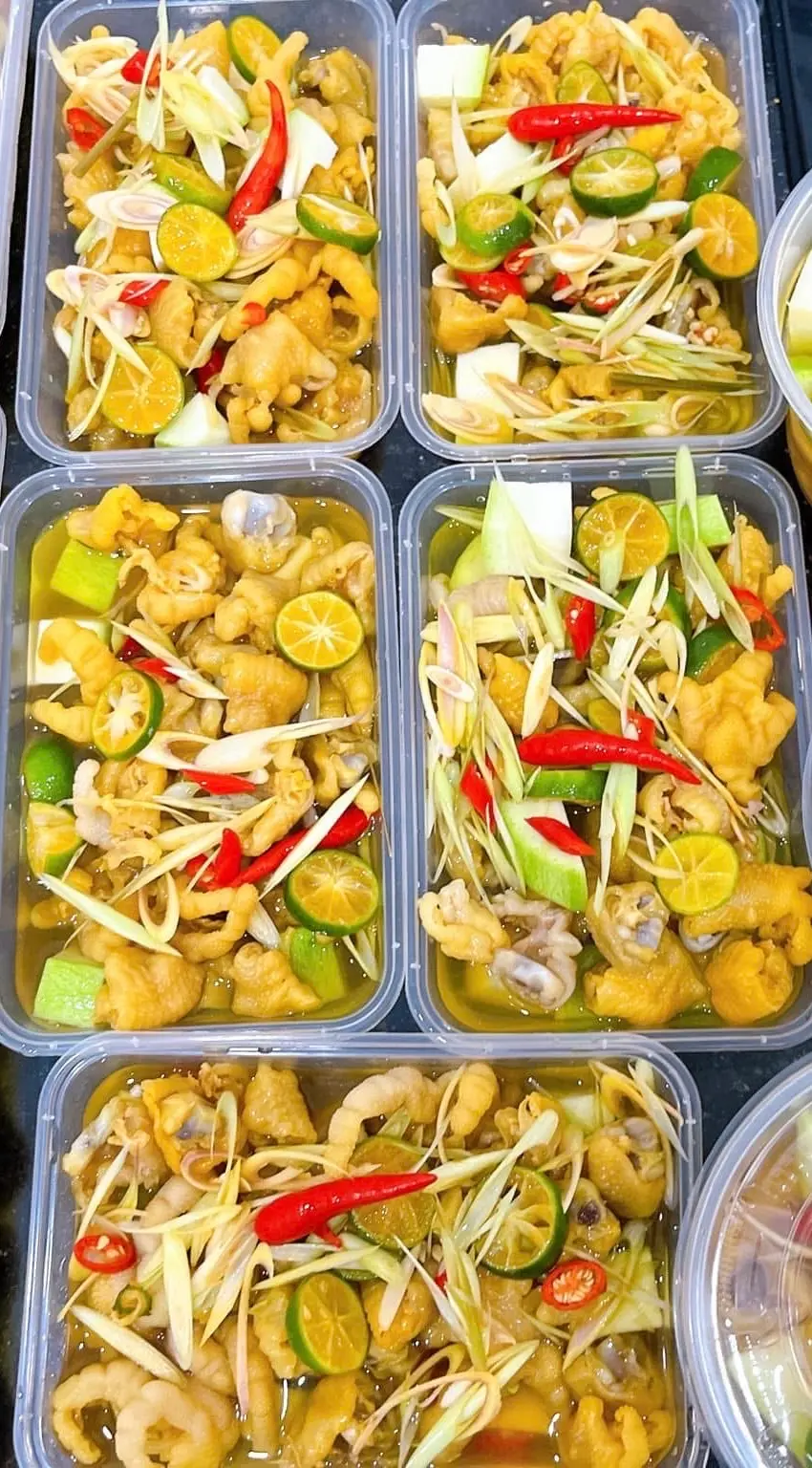 Hình ảnh Chân Gà Rút Xương Ngâm Sả Tắc Mix Xoài-  phần lớn