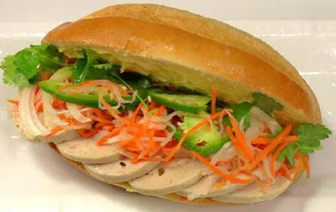 Hình ảnh bánh mỳ chả lụa đặc biệt 