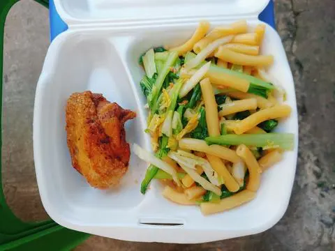 Hình ảnh Nui gà Chiên dòn